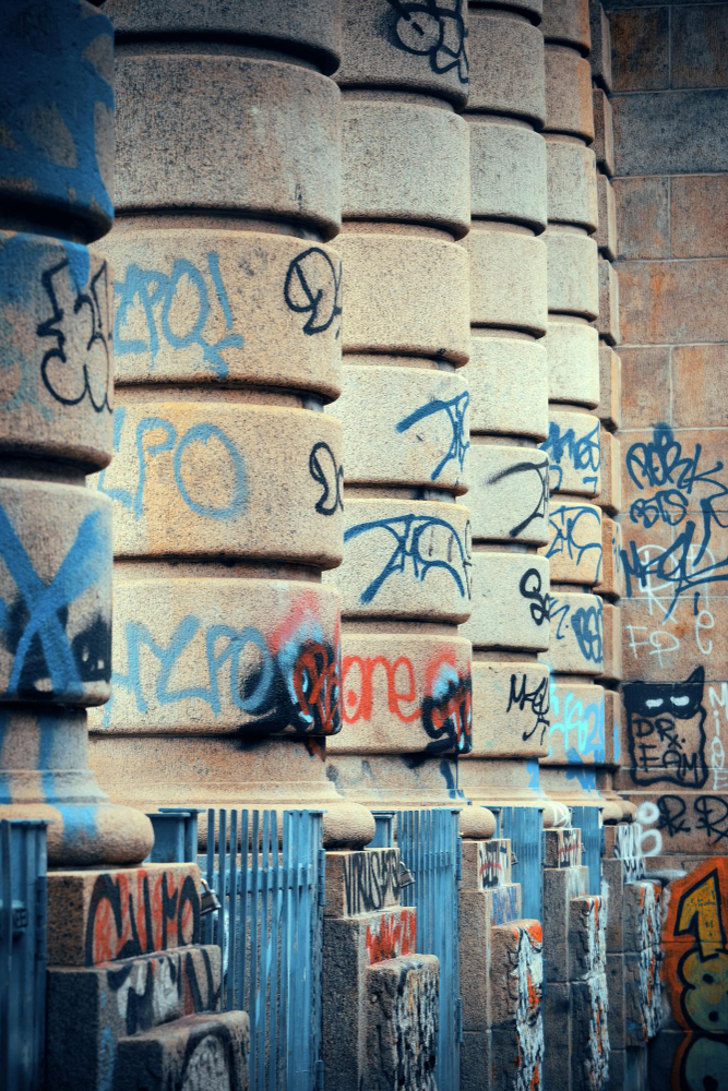 Graffiti pe o fațadă din piatră